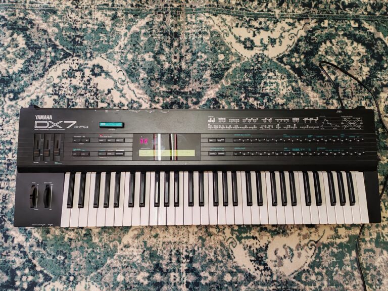 Yamaha DX7 II FD con card a Case rigido
