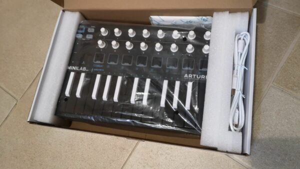 ARTURIA MINILAB MKII DEEP BLACK  / possibile scambio o permuta - immagine 2