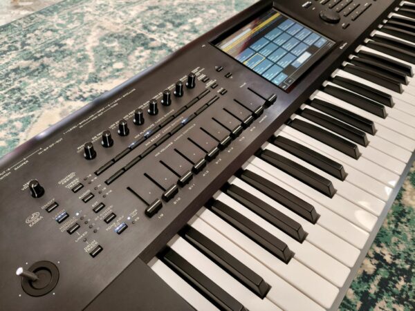 Korg Kronos X 61 e librerie aggiuntive Gator GK61 Trolley possibilità di permuta - immagine 2